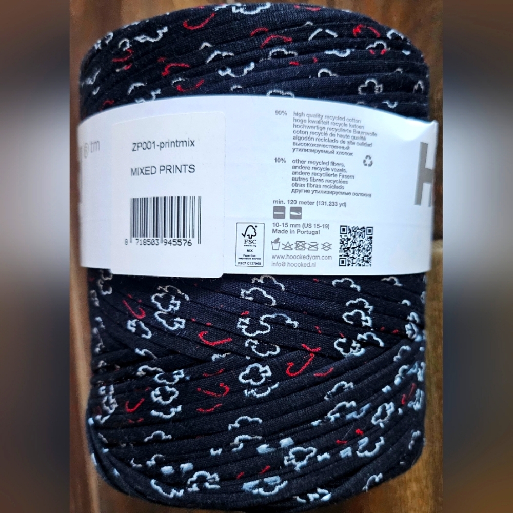 Hoooked Zpagetti BLACK WHITE RED PATTEN TSHIRT ribbon yarn NWT  131yards